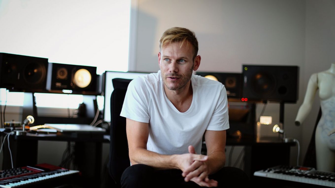 Musician, songwriter and producer, Tom Hugo Hermansen from Kristiansand, is behind the songwriting camp, Hooklab. The photo was taken in the studio of producer Berent Philip Moe on Odderøya. PHOTO: KRISTIAN HOLE